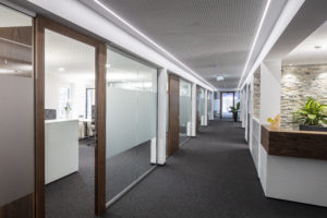 Bürogebäude, das mit QualityFlex beleuchtet wird