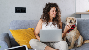 Frau mit Laptop und Hund