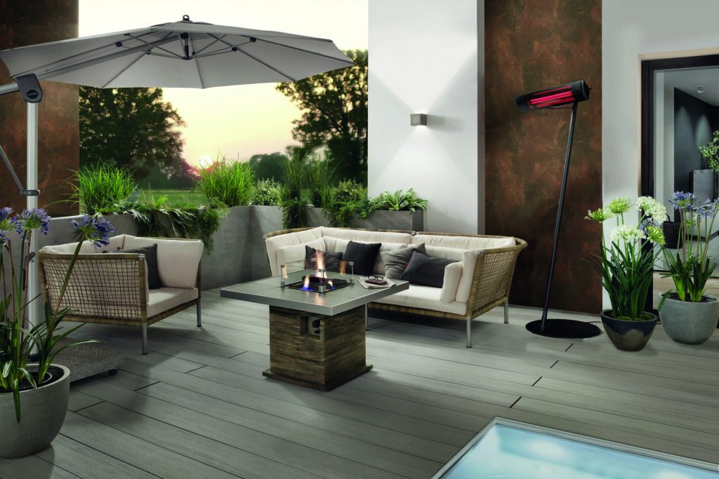 Terrasse mit Sofa, Sessel, Beistelltisch, Sonnenschirm, Leuchte und Heizstrahler