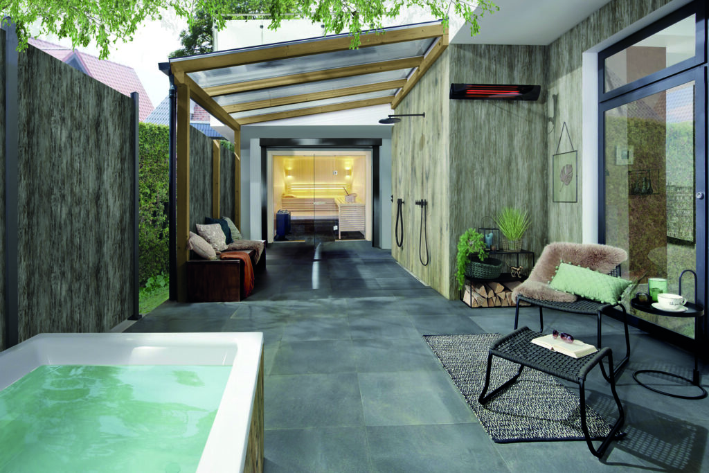 Terrasse mit Saunabereich, Duschen, Becken, Sitzgelegenheiten, Heizstrahler