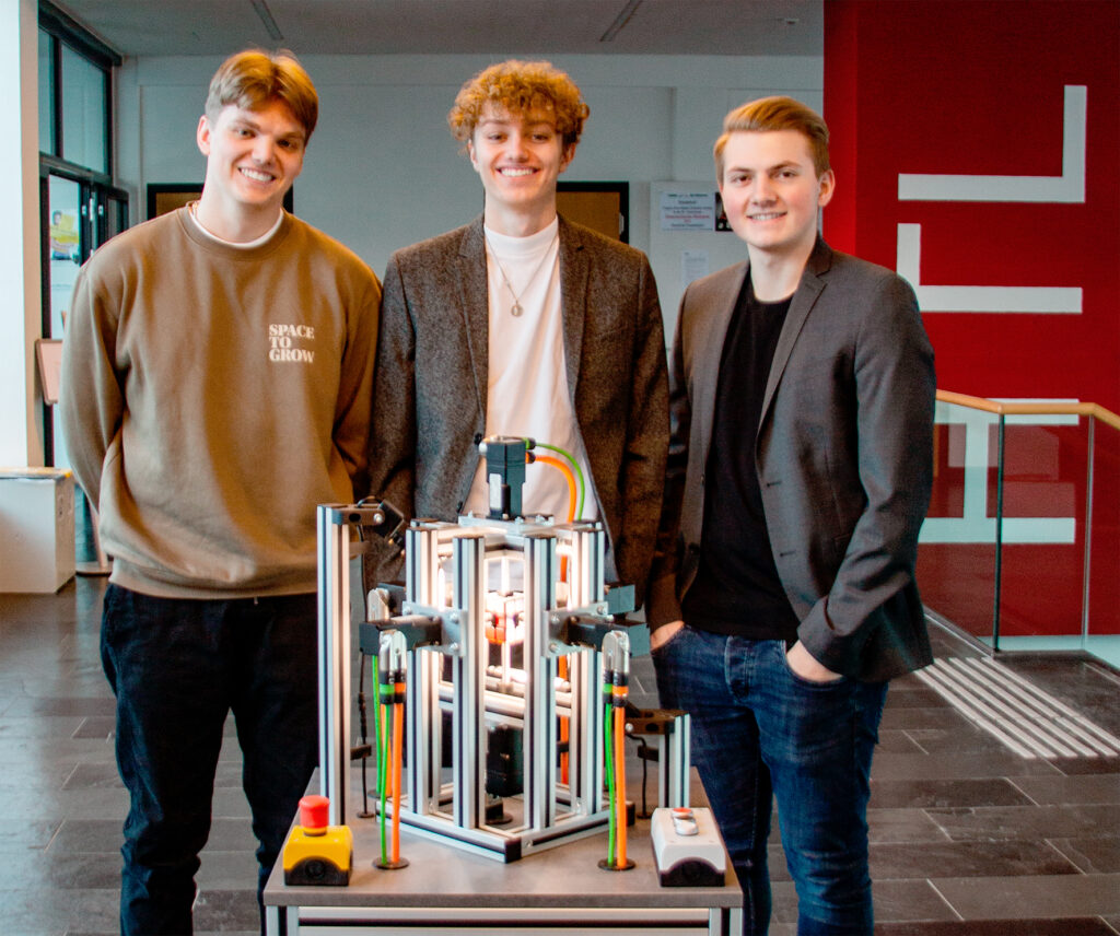 Markus Kreutzer, Paul Kreuzer und David Haidenhofer präsentieren ihr Diplomprojekt, den „Rubik's Cube Solver".