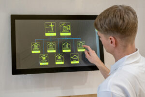 Die Steuerung von Netzbezug, Eigenerzeugung und allen Verbrauchern erfolgt digital und wird an großen Touch-Screens visualisiert.