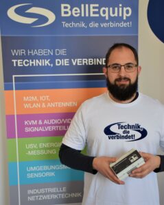 Christoph Gattinger vor BellEquip Roll-Up mit IP-Hutschienen-PDU.