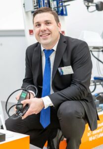 Markus Schuh hält PowerCable in der Hand
