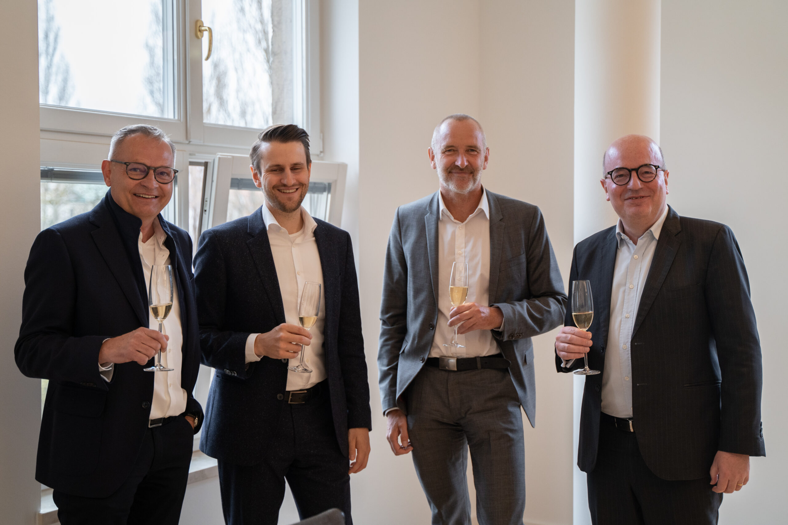 Von links nach rechts: Wolfgang Dornhöfer (EcoStruxure Building & Power DACH, Director Key Account Management bei Schneider Electric), Alexander Geiger (Geiger FM Dienstleistungsgruppe Holding GmbH & Co. KG), Dieter Jendrzejzyk (GF J&K Regeltechnik), Christophe de Maistre (Zone President DACH und CEO Schneider Electric Germany)