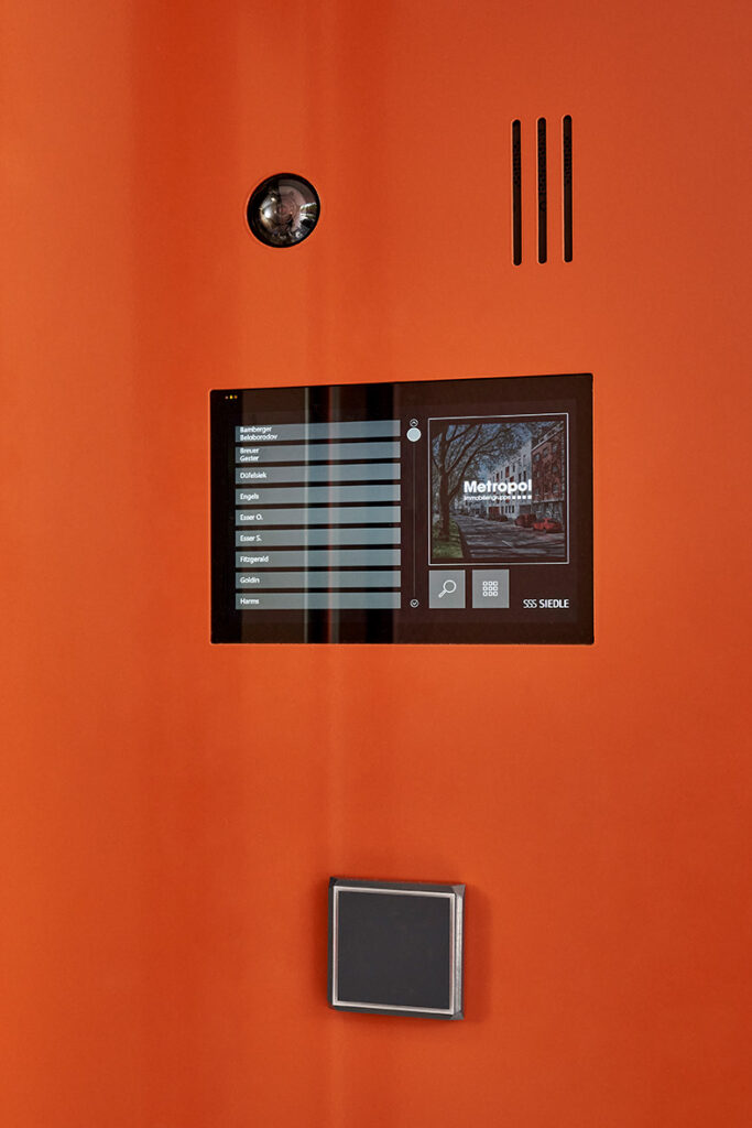 Am Haupteingang ist Siedle Touch in eine lackierte Türblende eingebaut.