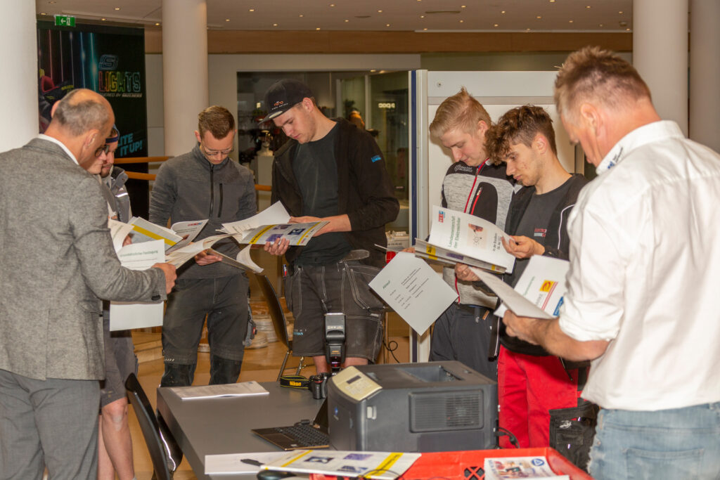 Große Spannung herrschte vor der Verteilung der Aufgabenstellung. Foto: Rexel