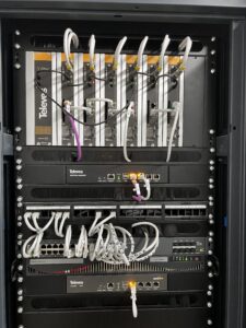 19“ Netzwerkschrank inkl. IP-Kopfstelle, Middleware-Server, Core-Switch und Verwaltungs- und Überwachungsgeräten von Televes. (Bild: Televes)