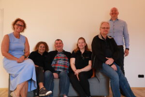 Ein Teil des Elegtro-Teams (v.l.n.r.): Eva Schöffmann, Brigitte Katholnig, Franz Tatrai, Herta Horvath, Manfred Mitterhauser und Roman Granig im Hintergrund