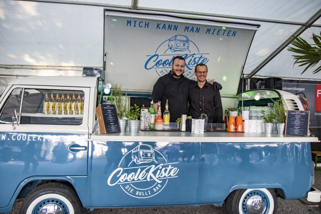 Verschiedene Food Trucks sowie eine Cocktail-Bar mit Showbarkeepern rundeten das kulinarische Angebot ab. (Bild: Gebrüder Limmert AG)