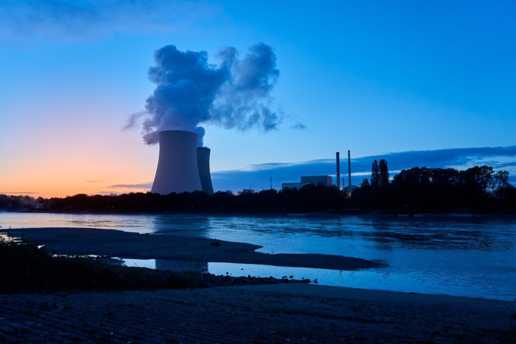 Der Klimawandel stellt eine Gefahr für den sicheren Betrieb von Atomkraftwerken dar.
