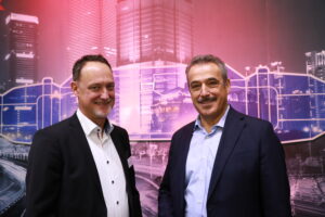 Ralph Hunziger-Kaiser (links) und Rainer Breineßl: Bei Cellpack erfuhren wir von der Zusammenarbeit mit Wago – das Ergebnis daraus erfährt man in Bälde auf www.i-magazin.com. (Bild: i-Magazin)