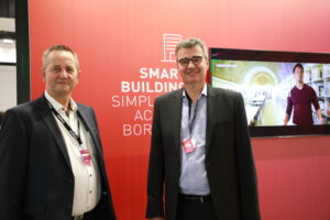 Joachim Maier (links) und Christoph Bögel trafen wir am Stand von Legrand – der Hersteller überraschte uns mit seiner großen Bandbreite an Angeboten. (Bild: i-Magazin)