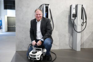 Harald Figl ist immer für einen Spaß zu haben – Siemens präsentierte auf der Light + Building sein Angebot im Bereich der Ladeinfrastruktur für die Elektromobilität. (Bild: i-Magazin)