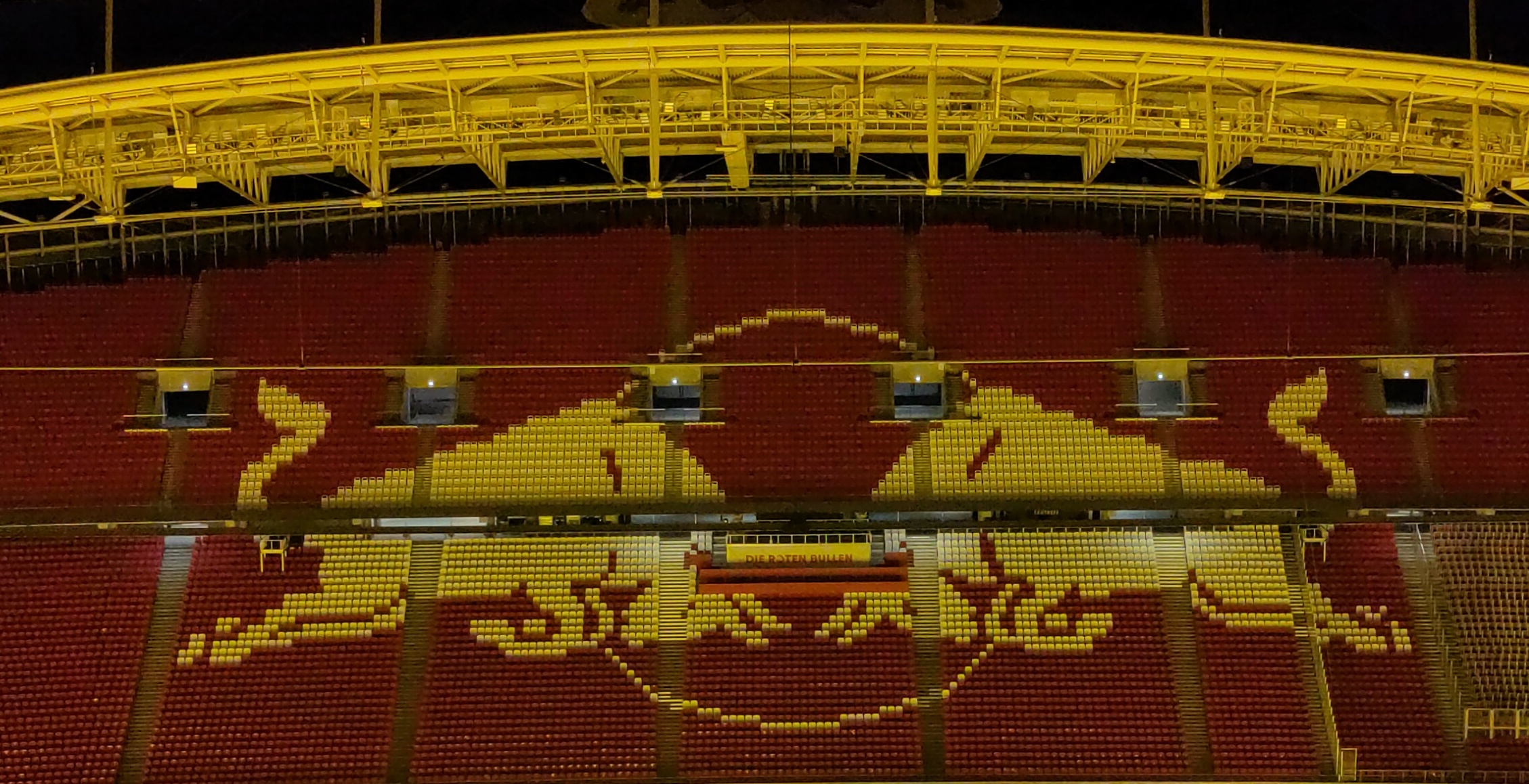 Publikumsränge und das Logo von RB Leipzig