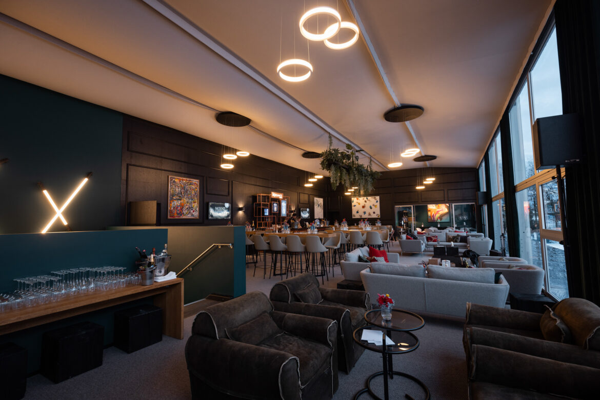 Die Kitz-Lounge lädt zum Entspannen und Netzwerken ein. Die eigens entwickelten filigranen Trilux Lichtkreise harmonieren perfekt mit dem besonderen Ambiente und sorgten für eine behagliche Stimmung.