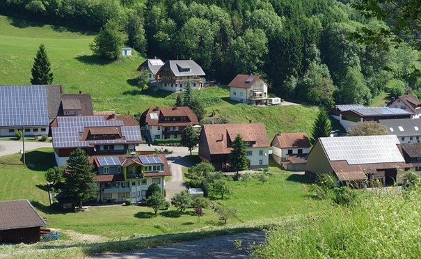  Photovoltaikanlagen ohne Speicher für Einfamilienhäuser kosten im Durchschnitt zwischen 9.000 und 17.000 Euro. (Bild: Pixabay.com/Frau Odilo)
