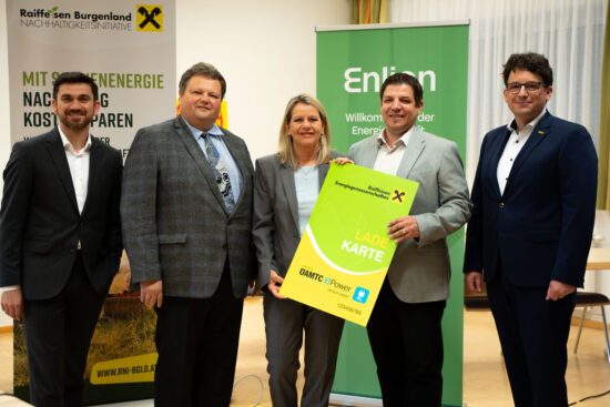 Fünf Projektbeteiligte präsentieren bei einer Pressekonferenz in Ollersdorf eine große Raiffeisen-Ladekarte – Symbol für das neue regionale Energieprojekt.