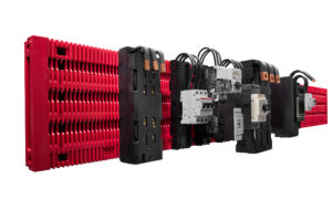 Modulares RiLineX-Sammelschienensystem von Rittal mit mehreren montierten Komponenten, darunter Schaltgeräte und Kabelanschlüsse, in rotem und schwarzem Gehäuse.