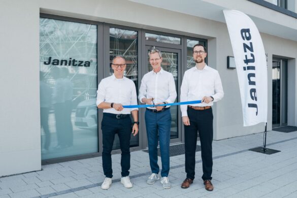 Offizielle Eröffnung der neuen Janitza-Betriebsstätte in Appenweier mit symbolischem Durchschneiden des Bands vor dem Gebäude.