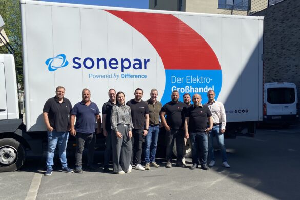 Sonepar Mitarbeiter vor einem LKW mit Sonepar Logo