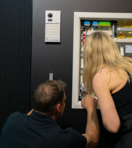 Zwei Personen arbeiten gemeinsam an einem Siedle IQ-Sicherungskasten während des technischen Workshops.