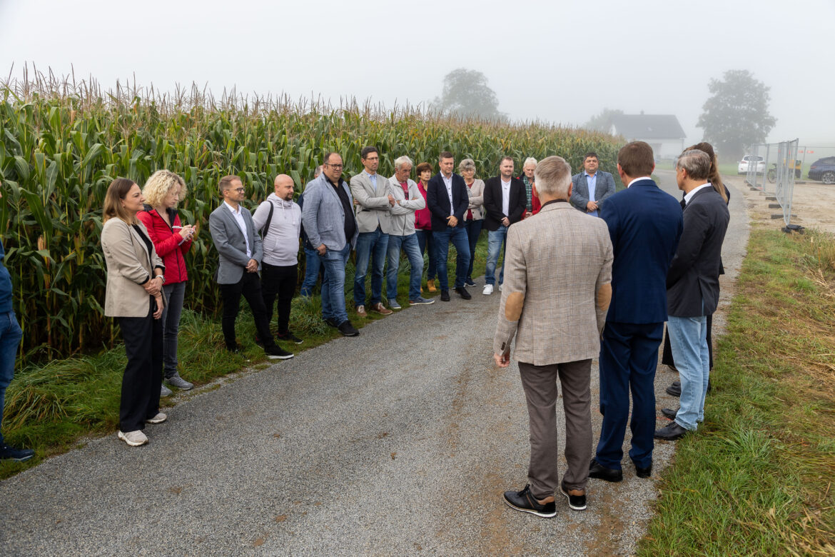 Zahlreiche Gäste versammeln sich am Feldrand bei einer Informationsveranstaltung zum Bau der neuen Agri-Photovoltaikanlage in Oberösterreich.