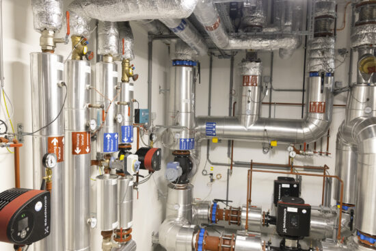 Rohrleitungen und Komponenten der neuen Hochtemperatur-Wärmepumpe im Takeda-Werk Wien für CO₂-freie Dampferzeugung.