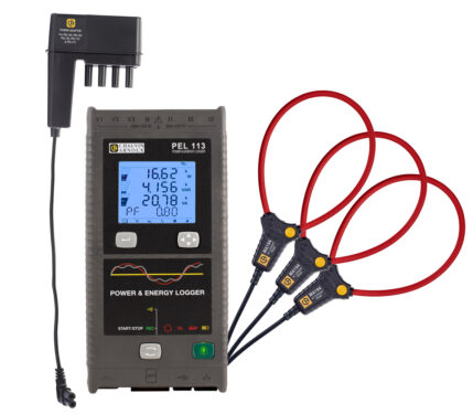Nahaufnahme des Energierecorders PEL 113 mit angeschlossenen Stromwandlern zur präzisen Messung von Energieflüssen.