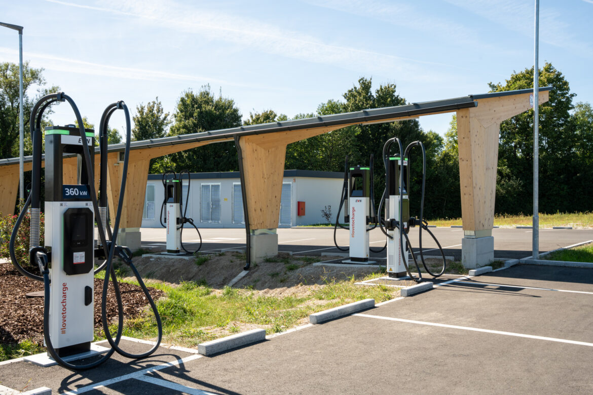Schnellladestationen im Ladepark Amstetten, ausgestattet mit Holzüberdachungen und bis zu 360 kW Ladeleistung.