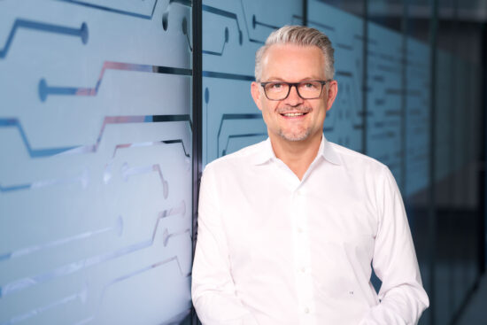 Porträtfoto von Roger Karner, CEO der MDT Gruppe, vor modernem Hintergrund.