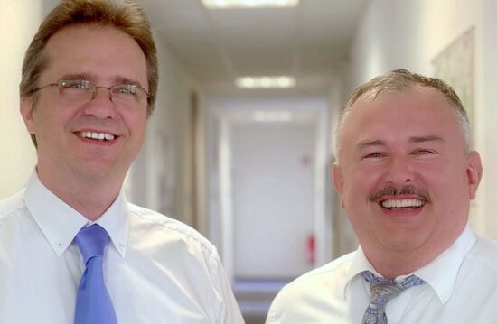 Klaus Adler und Petar Tomic, Geschäftsführer von Tapko, lächeln in die Kamera.