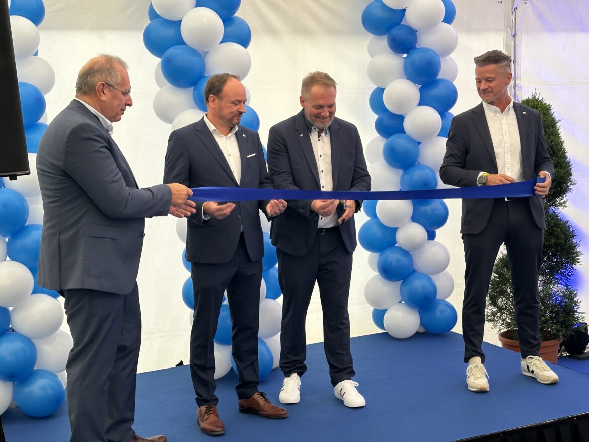 Offizielles Durchschneiden des blauen Bandes bei der feierlichen Eröffnung.