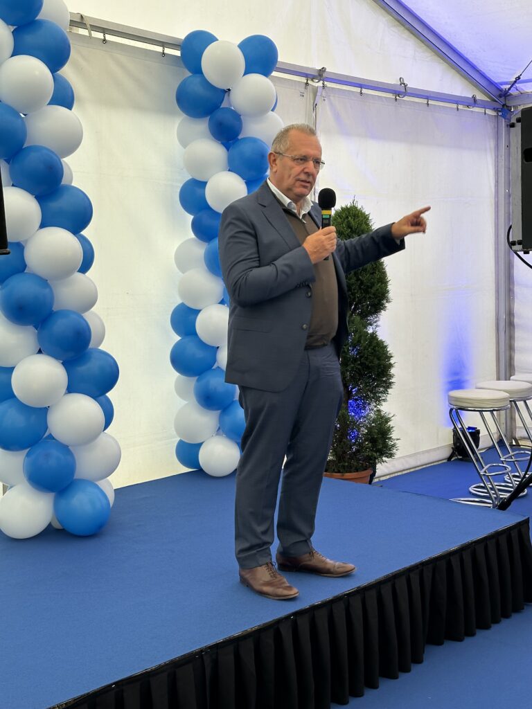 Redner auf der Bühne bei der Eröffnungsfeier der neuen Sonepar Niederlassung in Klagenfurt.