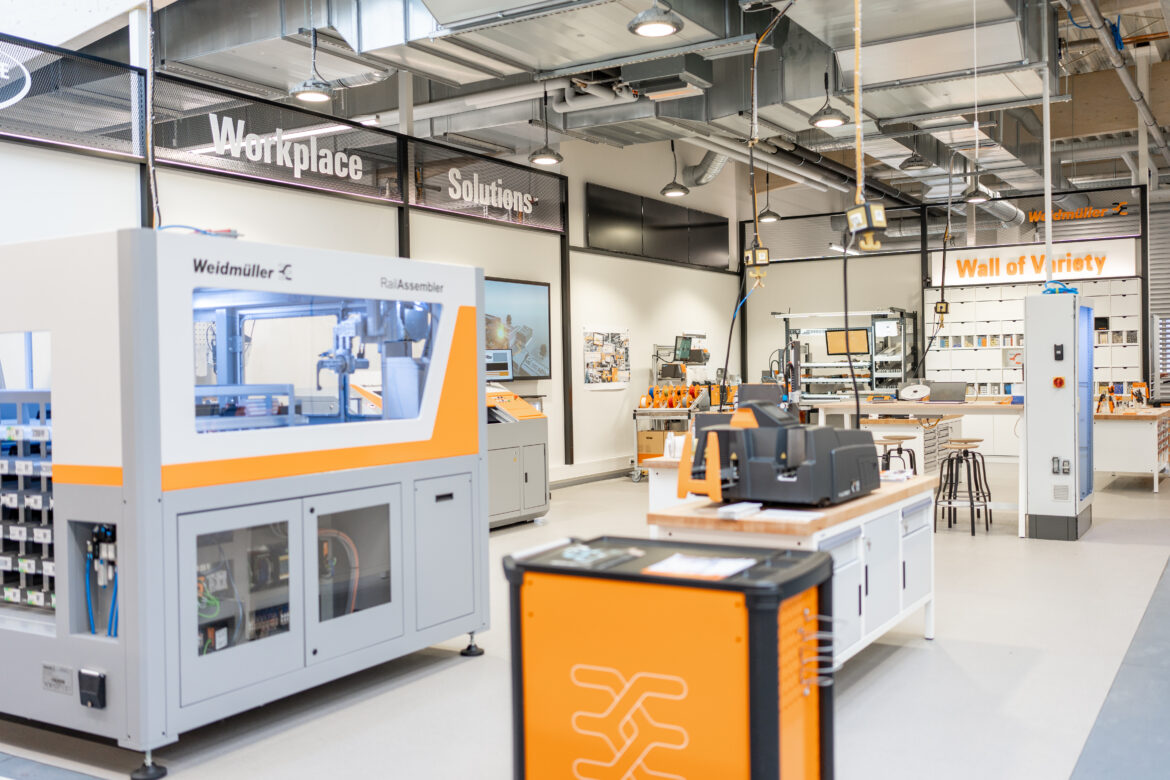 Blick in eine modern ausgestattete Werkstatt mit Weidmüller Workplace Solutions, RailAssembler und Beschriftungssystemen.