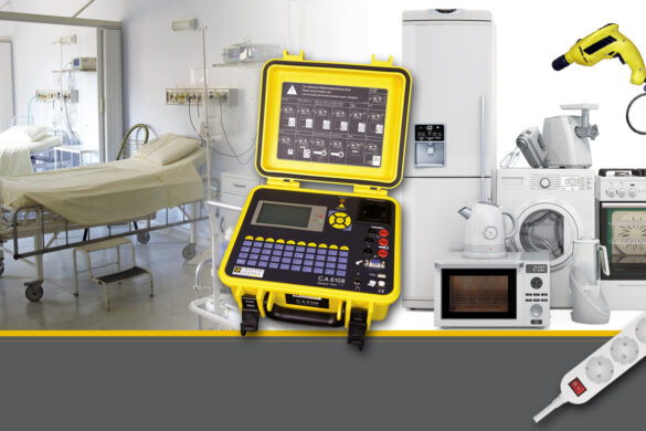Das Prüfgerät C.A 6108 von Chauvin Arnoux steht im Vordergrund, umgeben von medizinischen Geräten und Haushaltsgeräten wie Kühlschrank, Waschmaschine und Bohrmaschine – symbolisch für seine vielseitigen Einsatzbereiche.