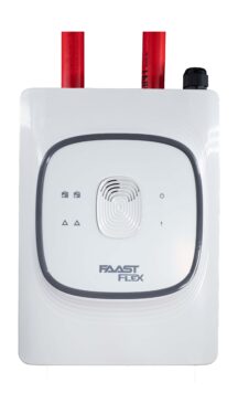 Der Faast Flex Ansaugrauchmelder mit zwei roten Ansaugrohren zur Brandfrüherkennung, kompakt im weißen Gehäuse mit LED-Anzeigen und zentralem Lufteinlass.