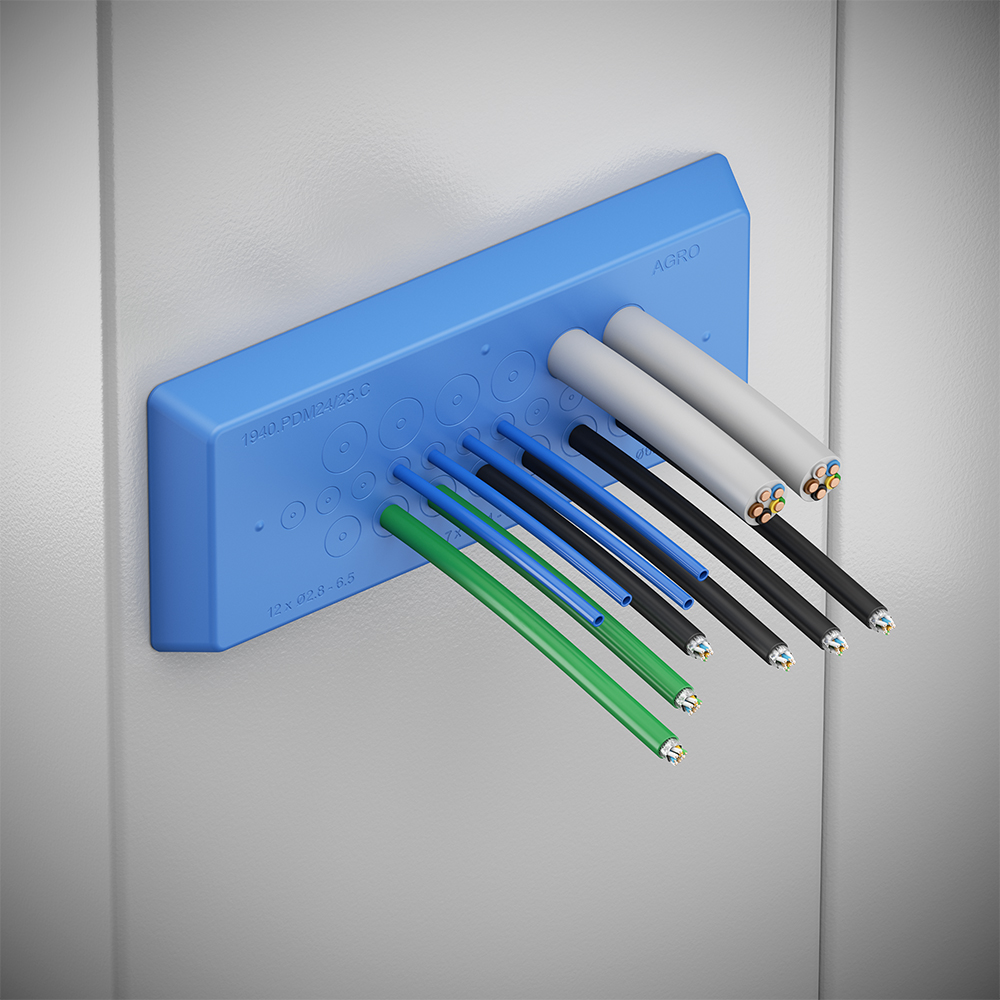 Blaue Membranplatte mit mehreren Kabeln unterschiedlicher Stärke, die geordnet durch eine Wand geführt werden – Teil des MCE Syntec-Systems.