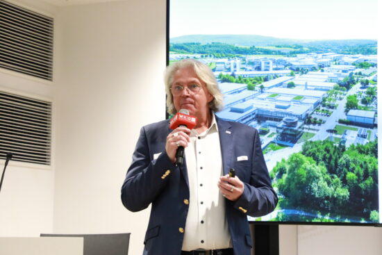 Gerald Stiepan von Phoenix Contact spricht beim BVe-Mobilitätsdialog über Hochleistungsladen an Verkehrsknoten und im hochrangigen Straßennetz.