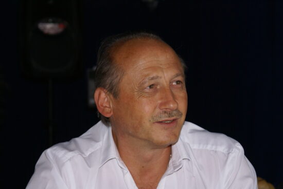 Porträtfoto von Franz Höpflinger, langjähriger Einkäufer der Gebrüder Limmert AG, während eines Messe- oder Branchengesprächs.