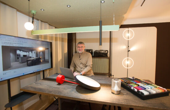 Christian Ipsmiller arbeitet im Prolicht Atelier an einer digitalen Lichtsimulation am Bildschirm.