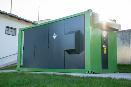 Containerbasierter Strom-Großspeicher zur Stabilisierung des Stromnetzes.