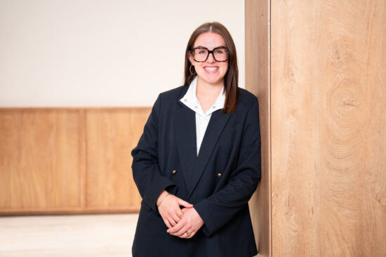 Mitarbeiterin der Stadtwerke Amstetten in einem modernen Innenraum.