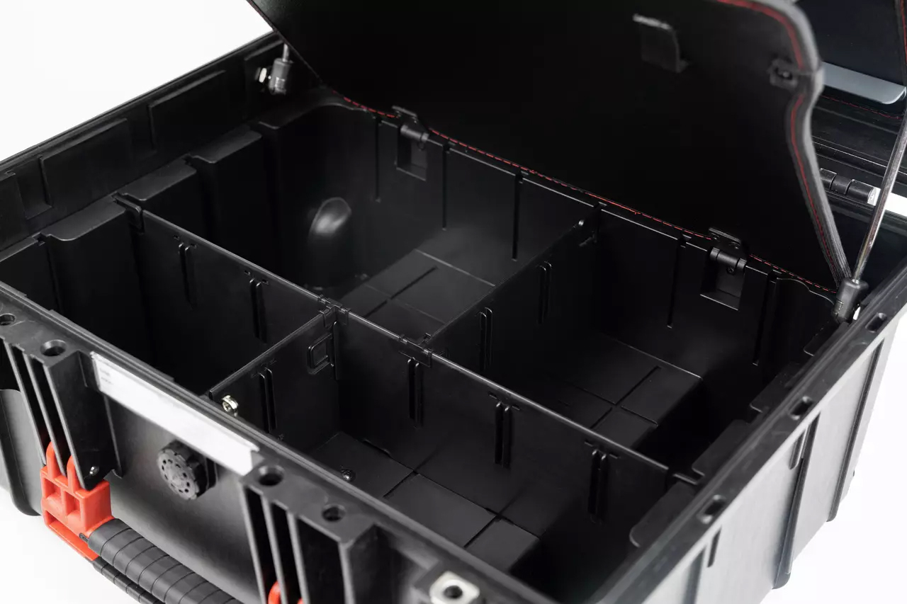 Innenansicht des Wiha XL2 Trolley mit großem Stauraum und flexibel einteilbaren Trennstegen.