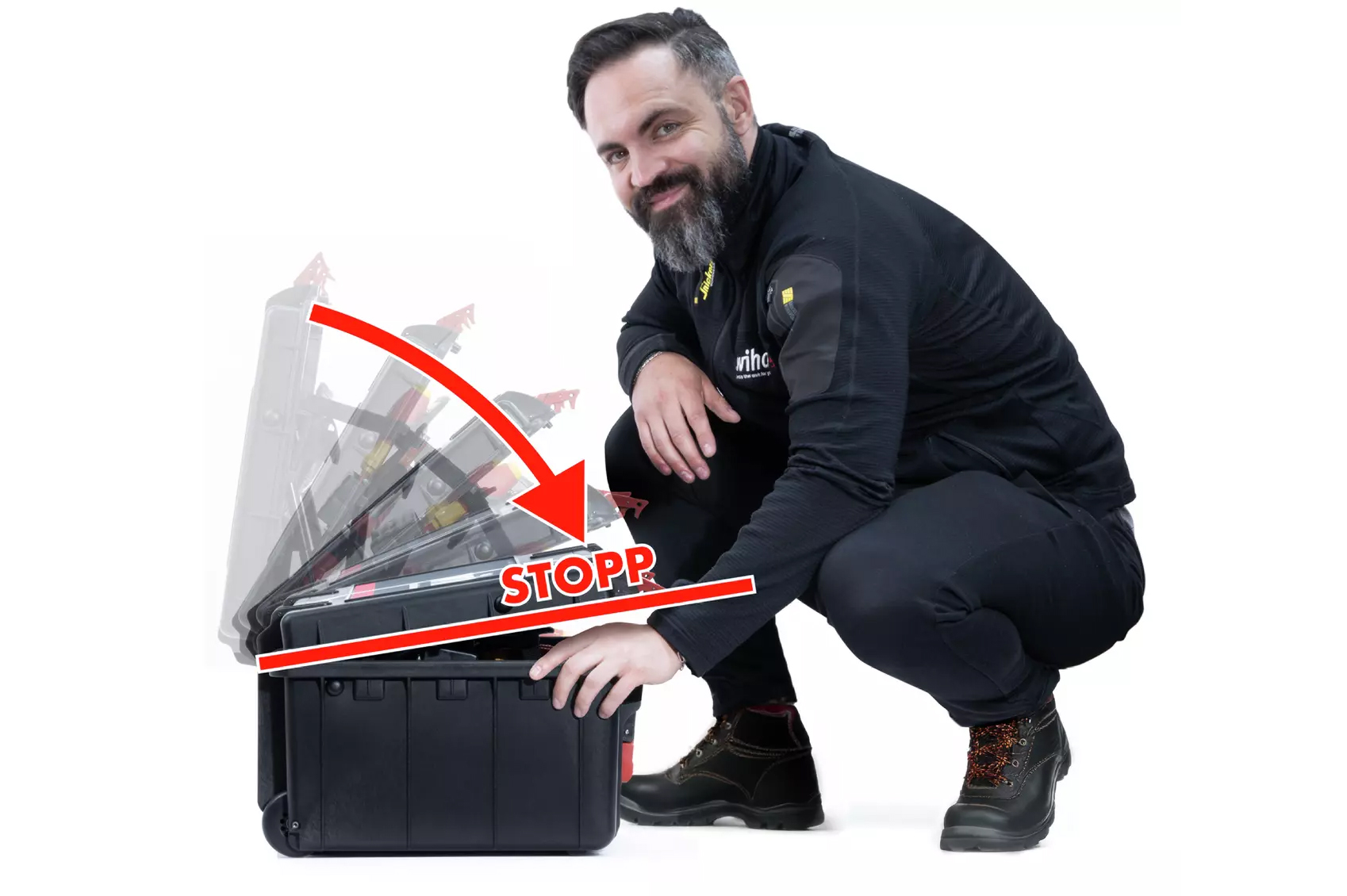 Handwerker zeigt den Öffnungsstopp des Wiha Werkzeugkoffers, der den Deckel sicher in Position hält.