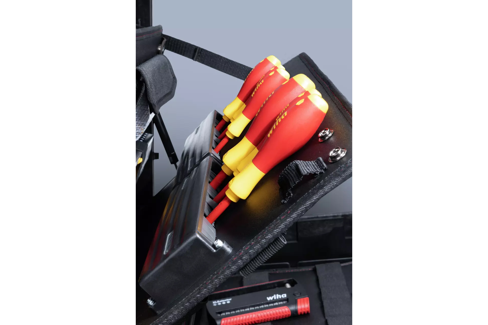 Nahaufnahme eines Werkzeugeinsatzes im Koffer mit isolierten Wiha Schraubendrehern in Halterungen.