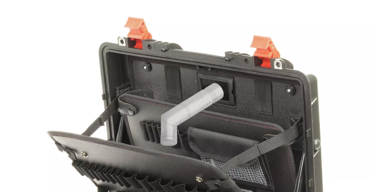 Innenansicht des Kofferdeckels mit integrierter Befestigungsleuchte und zusätzlichem Stauraum.