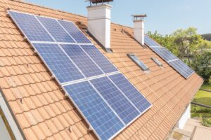 Photovoltaikanlage auf einem Einfamilienhausdach in Niederösterreich als Teil des PV-Ausbaus 2025