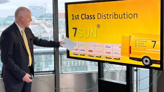 Markus König von EcoChange Consulting präsentiert den Photovoltaik-Distributor 7SUN während eines Vortrags.