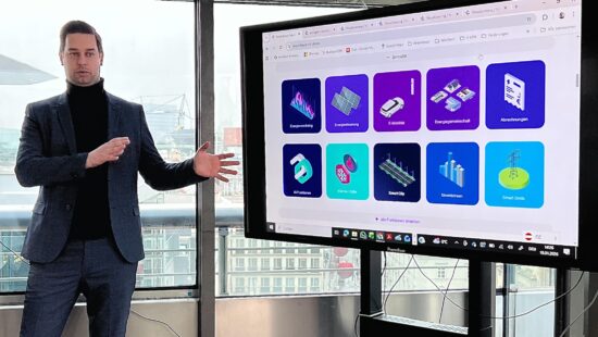Stefan Reisenbauer von Reisenbauer Solutions präsentiert das Energie-Betriebssystem energyOS auf einem Bildschirm.